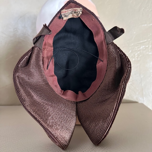 UNIQUE 1930s\' BROWN STRAW & FABRIC TOQUE WITH GROSGRAIN BOWS main image 10